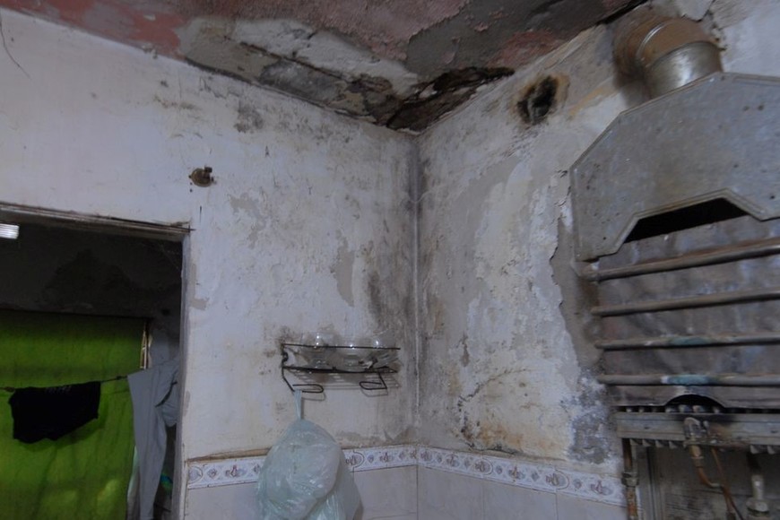 Por los graves problemas de humedad, los arreglos que hacen las familias en el interior de sus departamentos no les duran mucho tiempo. Foto: Mauricio Garín