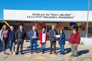 Por último, las autoridades recorrieron la Escuela Primaria N° 414 "Fray L. Beltrán" y la secundaria E.E.S.O. N° 611 Guillermo L. Frafegrada" donde fueron recibidos por las directoras de la Lucía Chaves y la directora Cintia Cejas -respectivamente-. Allí entregaron un aporte para la realización de un viaje estudiantil a Moisés Ville que se realizará en el mes de junio.