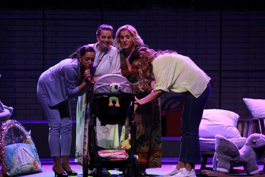 Elenco de la gira nacional de la obra "Madres": Andrea Lovera, Sabrina Garciarena, Viviana Puerta y Manuela Perín.