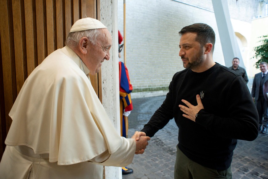 Pope Francis meets with Ukrainian President Volodymyr Zelenskiy, at the Vatican, May 13, 2023. Vatican Media/­Handout via REUTERS  ATTENTION EDITORS - THIS IMAGE WAS PROVIDED BY A THIRD PARTY.