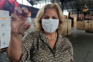 La emergencia sanitaria por coronavirus terminó pero la vacunación continúa. La imagen de la ministra de Salud Sonia Martorano con barbijo tiene más de dos años, cuando las restricciones eran estrictas pero la llegada de las primeras dosis prometían sortear una crisis mundial. Crédito: Archivo El Litoral