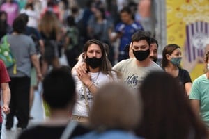 Todos con barbijos. El registro gráfico es del 9 de octubre de 2020, en plena peatonal, cuando se liberalizaron las actividades sociales y comerciales. La pandemia dejó marcas que aún duelen. Crédito: Archivo El Litoral / Pablo Aguirre
