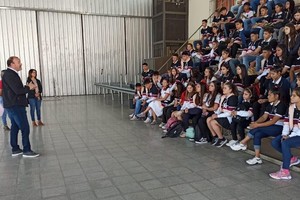 "Son 16 los stands que están presentando, mostrando desde hace 11 años, las propuestas que ofrecen y muestran cada una de las carreras presentes", finalizó el intendente de la ciudad de Villa Ocampo.