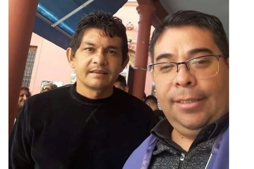 Luis Miguel junto al padre Gustavo Flores.