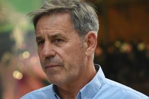 Jatón ocupó los cargos de senador, concejal y actualmente es intendente de los santafesinos.