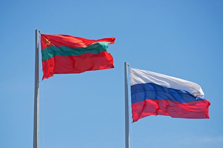 Bandera de Transnistria flameando junto a la de Rusia. Crédito: ladislav Bachev/Reuters