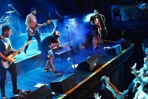 Rompiendo Espejos, tributo a Callejeros.