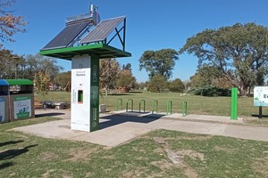 El mismo está ubicado en un sector de la Plaza Sarmiento.