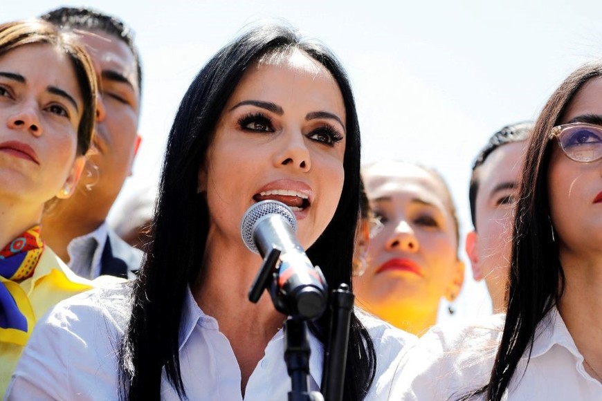 La vicepresidenta de la Asamblea Nacional de Ecuador, Marcela Holguín, asiste a una conferencia de prensa luego de que el presidente de Ecuador, Guillermo Lasso, disolviera la Asamblea por decreto. Créditos:  Karen Toro/Reuters