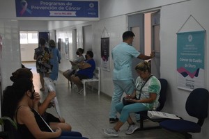 En el hospital Iturraspe, especializado en oncología, se realiza la lectura de test del virus de papiloma humano. Foto: Mauricio Garín