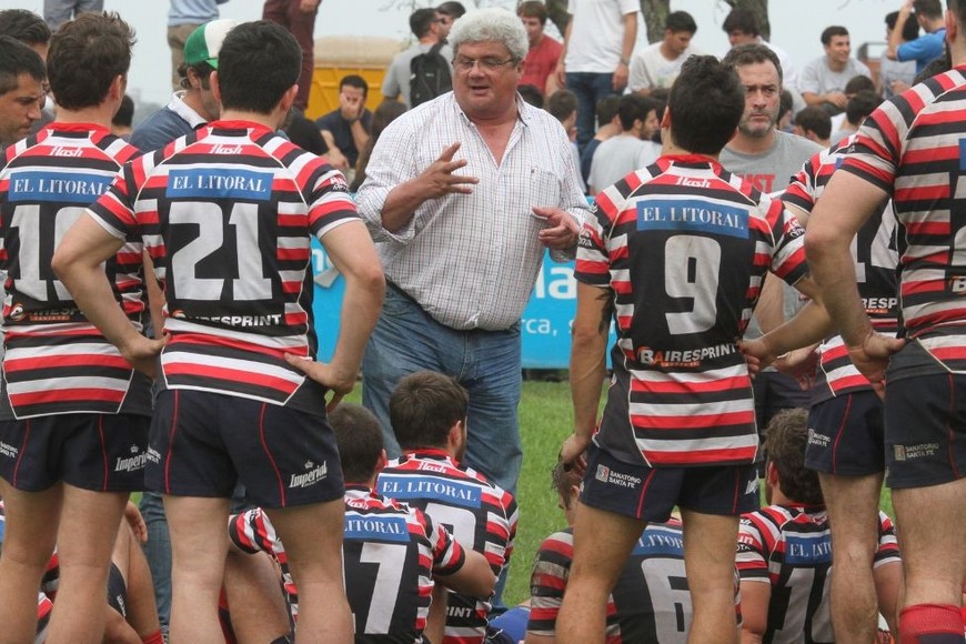 Desde este sábado, la cancha número 1 de Santa Fe Rugby Club pasará a llamarse "Raúl De Biaggio", en homenaje a este gran referente del rugby regional en general y de su institución en particular. Crédito: Luis Cetraro.