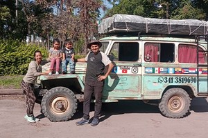 Juntos recorren las rutas del país hace más de cinco años y lo hacen en una vieja camioneta estanciera del año 1964.