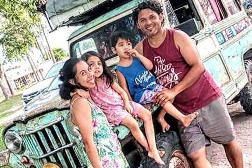 Ariel Blanco, su esposa Lorena, y sus pequeños hijos.