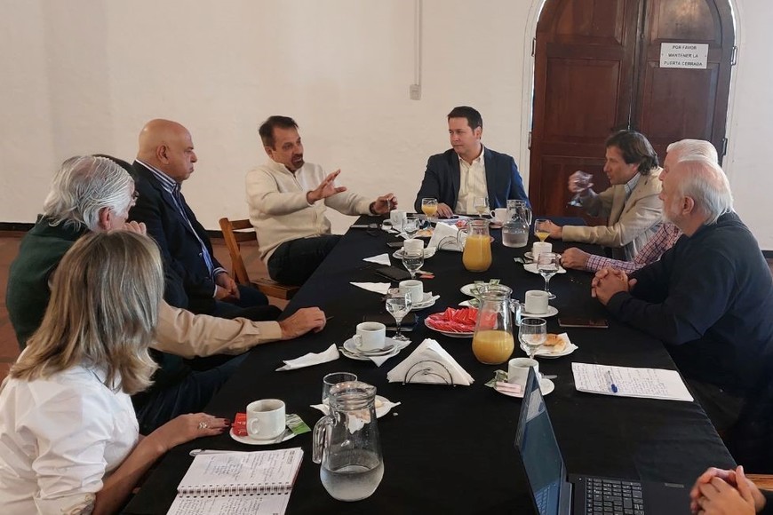 En la a reunión de la Mesa de Entidades Productivas de la ciudad de Santa Fe, en la que se abordó el tema Hidrovía Paraguay-Paraná.