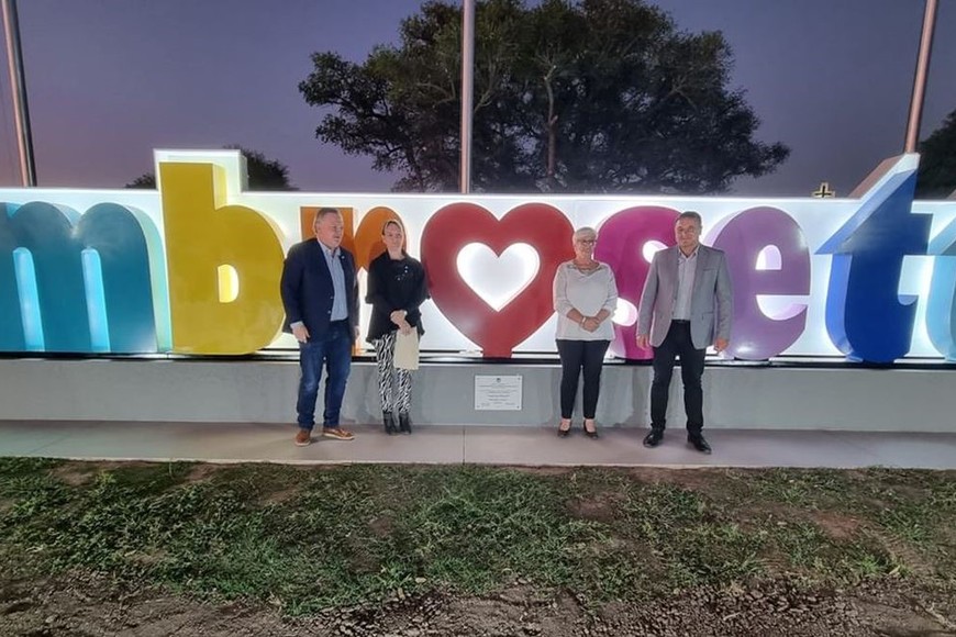 La oficialización de la bandera de Ambrosetti fue dispuesta por ordenanza comunal N° 1740/23 luego que el jurado “Ad Hoc” constituido en el marco del concurso, según el pliego de bases y condiciones, determinándose la elección del trabajo presentado por Marisel Viano bajo el seudónimo “Quimera”, quien es nativa de Ambrosetti.