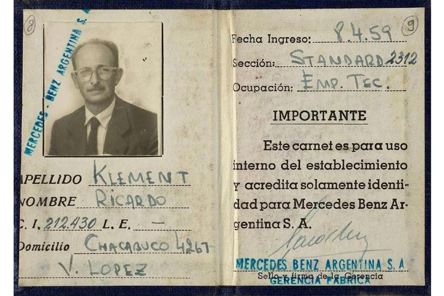 El carnet de trabajo bajo el nombre Ricardo Klement.