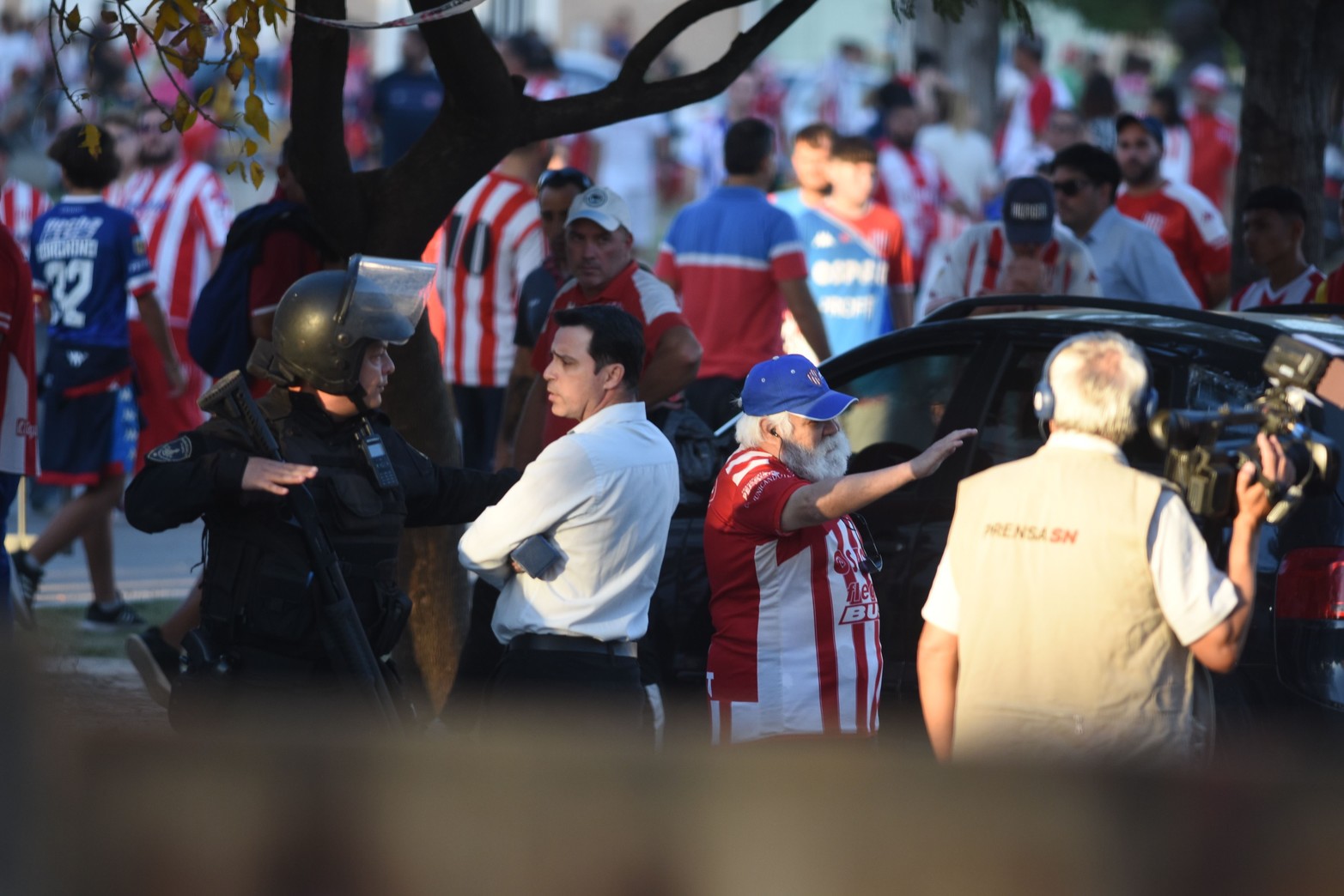 Unión, perdido en su propio laberinto. No solo sigue abajo en la tabla y complicado en los promedios, sino que en la derrota de local ante Sarmiento se produjeron graves incidentes que dejaron 18 hinchas detenidos y 5 policías heridos. Además, fueron agredidos trabajadores de prensa que realizaban la cobertura del partido.