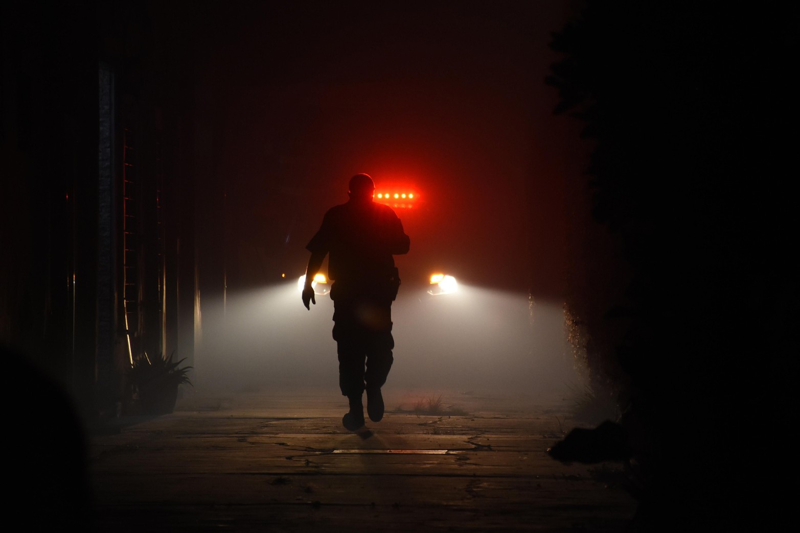 Incendio en el corazón de una manzana de barrio Roma. El fuego destruyó el depósito de una fábrica de acrílicos en Junín al 3500. Para controlar las llamas trabajaron en el lugar cinco dotaciones de bomberos por más de tres horas. Los vecinos de las casas aledañas están preocupados por las consecuencias del siniestro.