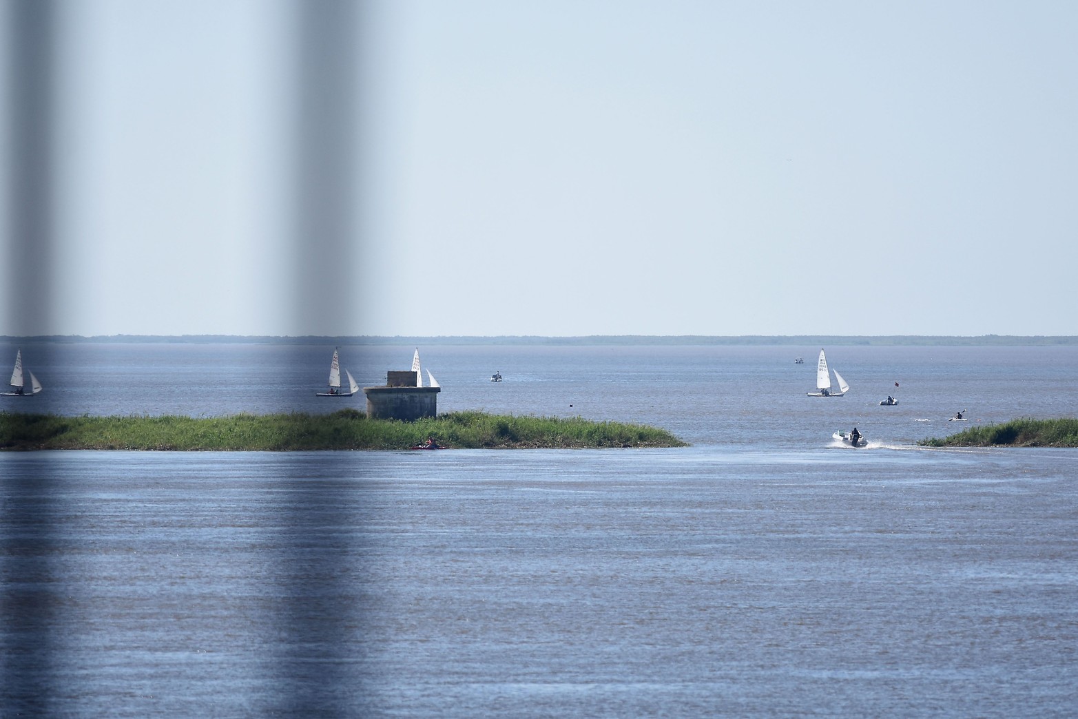 Una puertita y la pista. La ardua tarea que lleva adelante el Ejército al retirar los junquillos y camalotes atascados en la zona de pilotes del antiguo puente ferroviario de la laguna ya dio sus primeros frutos. El sábado pasado se pudo volver a disputar una regata de veleros aguas arriba del embalsado.