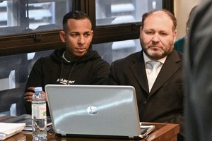 Villa junto a su abogado Martín Apollo el pasado 17 de mayo. Crédito: Télam