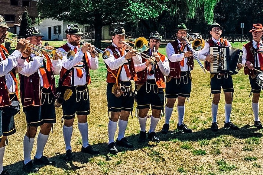La formación actual de la Zillertal la dirige Ariel Theuler (trompeta flugelhorn) y la integran los músicos Rubén Melchiorre (trompeta), Héctor Zanuttini (voz), Sebastián Borgogno (bajo), Nelson Weibel (clarinete y saxo), Damián Emmert (acordeón), Joaquín Welschen (trombón) y José Luis Merhing (batería).
