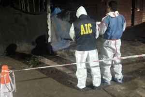 Peritos de Criminalística de la AIC trabajaron en la escena del suceso.
