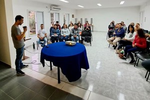 Durante la clase, aprendimos sobre la vida de las abejas, su organización en la colmena y cómo se dedican a la recolección de néctar y polen.