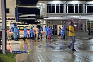 Devastador incendio en escuela de Guayana se cobró la vida de al menos 20 personas, la mayoría niños.