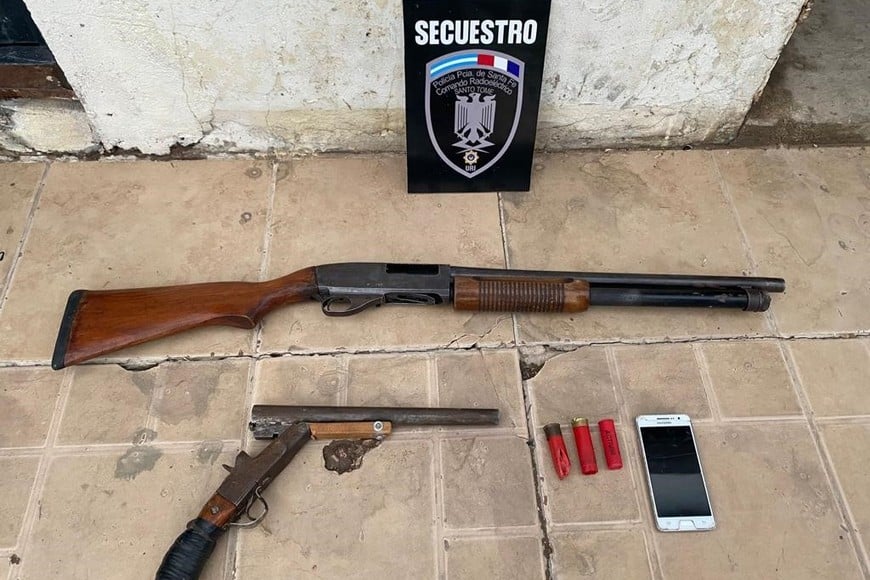 Las armas que fueron halladas dentro del inmueble. Crédito: El Litoral.