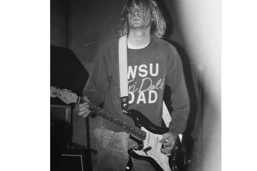 Esta guitarra dañada representa simbólicamente una "época cruda y agitada en la historia de la música", según señalaron.