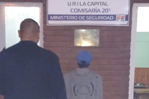 El violento sujeto quedó detenido en la comisaría de distrito 20. Crédito: El Litoral.