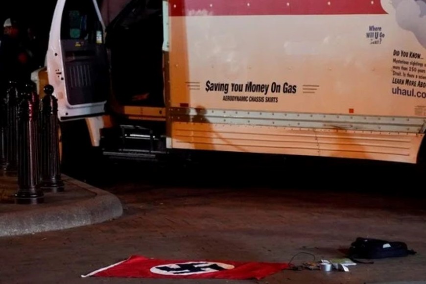 Había una bandera nazi en el interior del camión.Créditos: Nathan Howard/Reuters