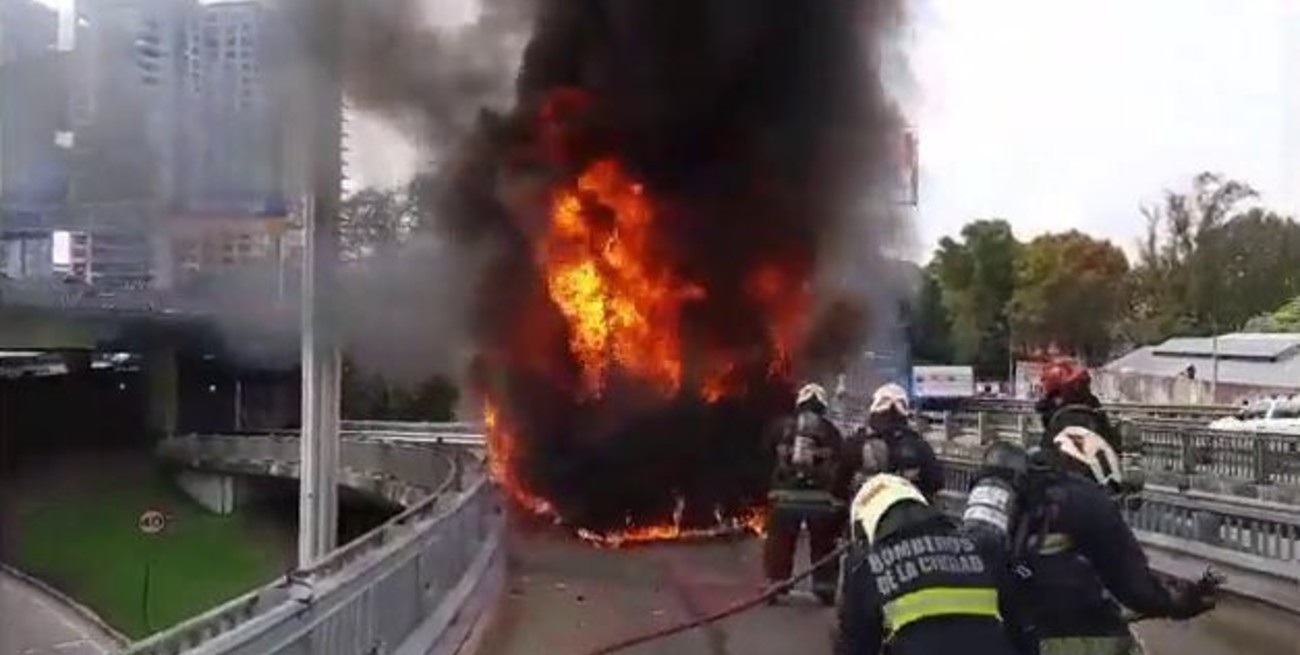 Video: se incendió un micro escolar en Buenos Aires
