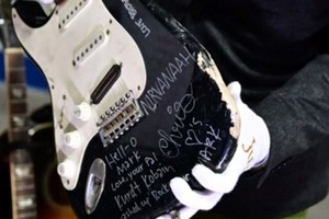 La guitarra presenta inscripciones hechas por los tres miembros de Nirvana: el cantante y guitarrista Kurt Cobain, el bajista Krist Novoselic y el baterista Dave Grohl.