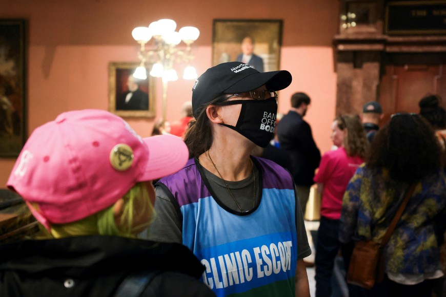 Los manifestantes se reúnen dentro de la Cámara de Representantes de Carolina del Sur mientras los miembros debaten una nueva prohibición casi total del aborto. Crédito: Sam Wolfe / Reuters