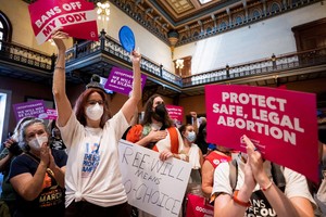 Los manifestantes se reúnen dentro de la Cámara de Representantes de Carolina del Sur mientras los miembros debaten una nueva prohibición casi total del aborto. Crédito: Sam Wolfe / Reuters
