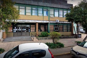 La puerta de la escuela donde se cometió el robo.
