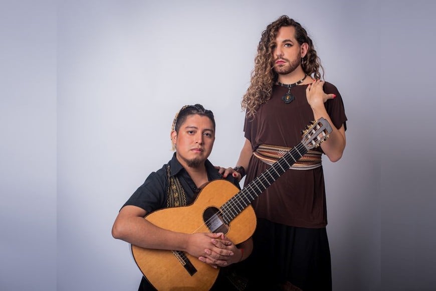 La Ferni, cantante folclórica no binaria, junto al compositor Nahuel Quipildor.