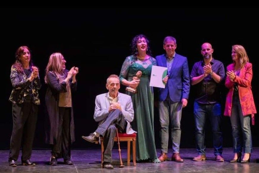 En la foto, Shéndell es galardonada el premio Máscara 2022, junto al crítico teatral y ex periodista de El Litoral, Roberto Schneider, y el intendente Emilio Jatón.