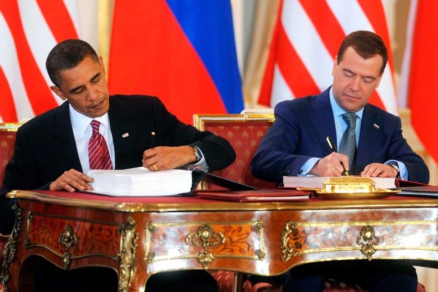 El presidente estadounidense, Barack Obama (izq), y su homólogo ruso, Dmitri Medvédev (dcha), durante la firma de un nuevo acuerdo de desarme nuclear.