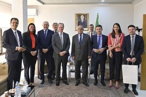 El gobernador Perotti, junto a su par entrerriano Gustavo Bordet y la delegación de la Región Centro, durante su reciente paso por Argelia.