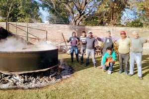 Un grupo de personas trabaja arduamente para lograr el mejor sabor. Foto: Norte24 