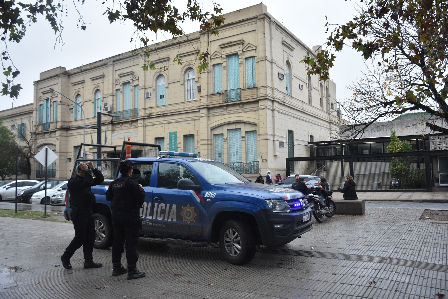 El Cullen con custodia policial. Un importante operativo de seguridad se desplegó días atrás en el hospital Cullen debido a la presencia de Monchi Cantero, un integrante de la banda rosarina "Los Monos" preso en la cárcel de Piñero, quien fue intervenido por una emergencia médica.