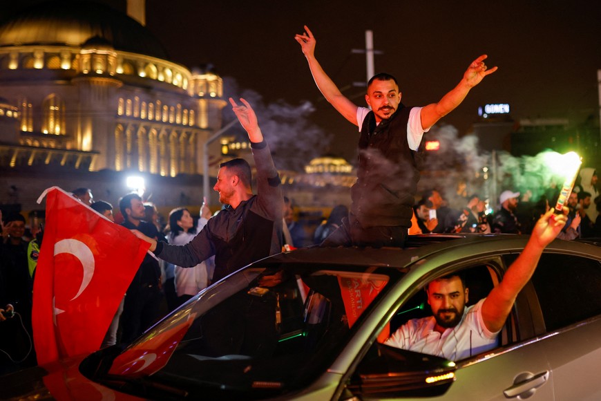 Supporters of Turkish President Tayyip Erdogan celebrate on the day of the second round of the presidential election in Istanbul, Turkey May 28, 2023. REUTERS/Kemal Aslan