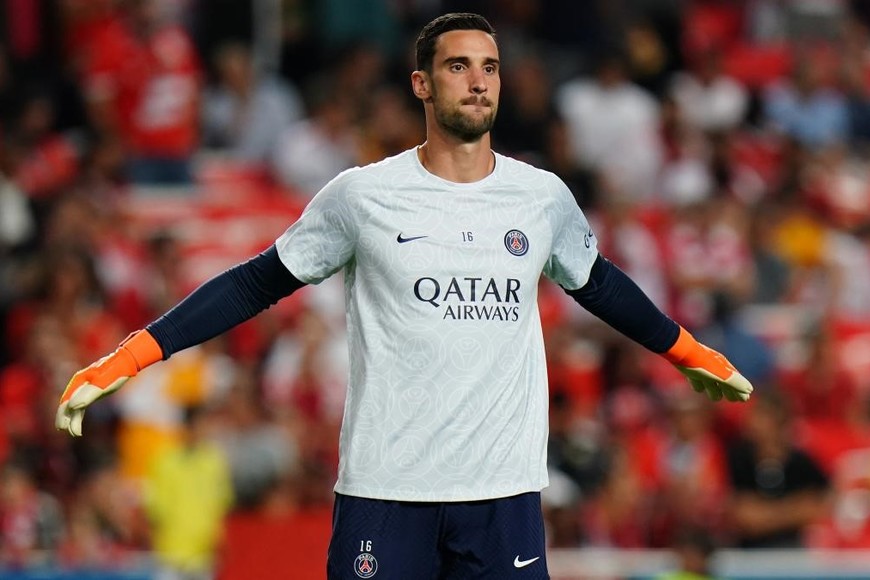 El arquero continúa internado. 