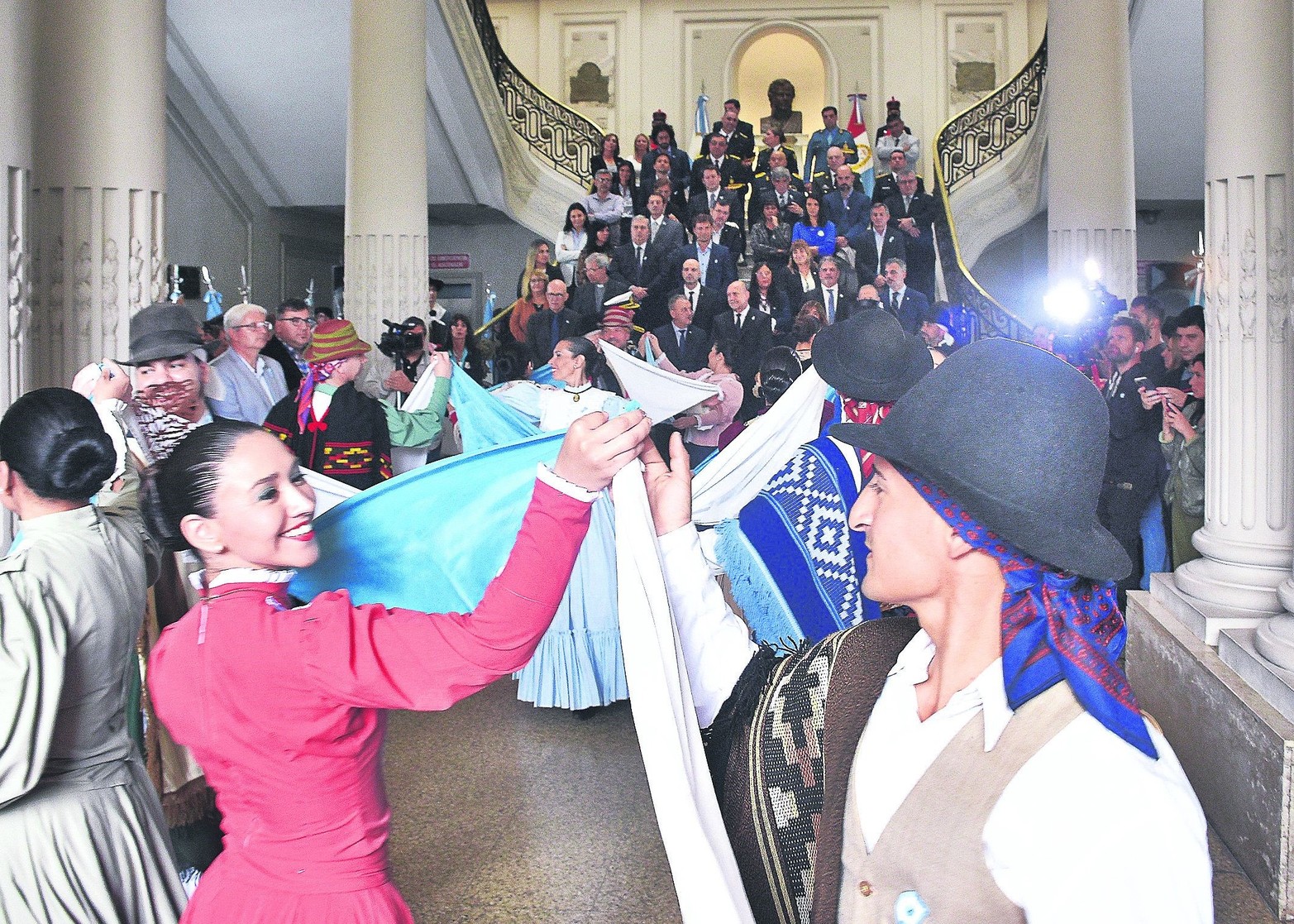 Día de la Patria en Santa Fe. Este jueves se conmemoró en nuestra ciudad el aniversario de la Revolución de Mayo de 1810 en la que se conformó el primer gobierno patrio de la historia del país. La ceremonia fue encabezada por el gobernador Omar Perotti por última vez en su gestión y se realizó, por las inclemencias climáticas, en el interior de la Casa de Gobierno.