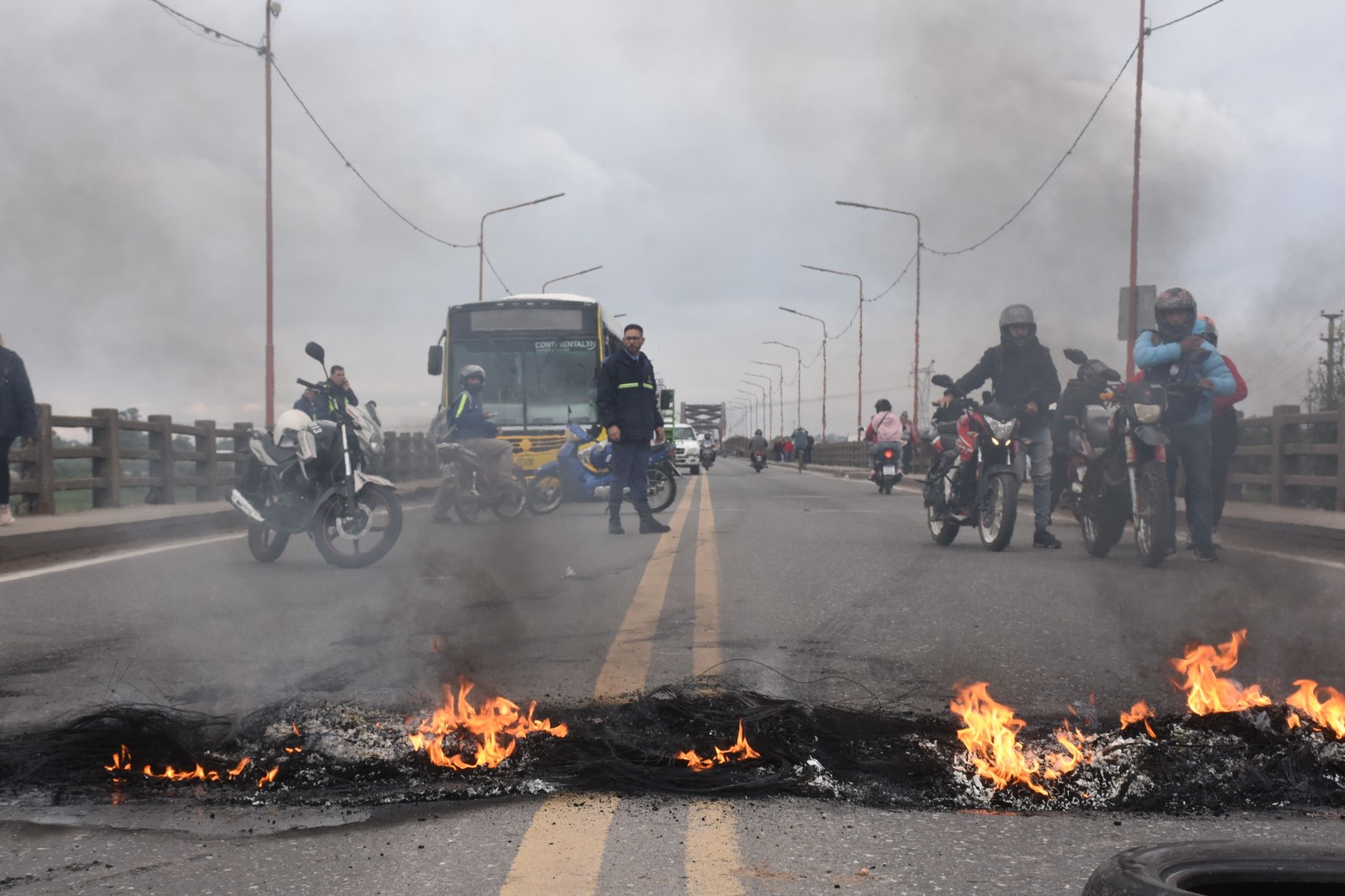 Continúa la búsqueda de Mónica Aquino. El lunes familiares y amigos de Mónica Aquino realizaron un nuevo corte de tránsito por la desaparición de la mujer de 29 años que fue vista por última vez el pasado 5 de mayo.