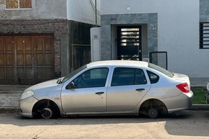 Sin ruedas. A este auto lo dejaron sobre el suelo. Así, con muchos de los que estacionan en el barrio.  Gentileza.