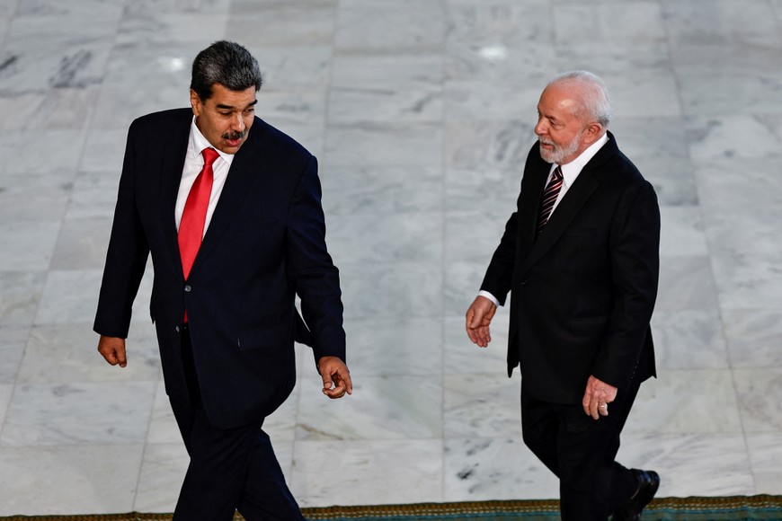 Venezuela's President Nicolas Maduro and Brazil's President Luiz Inacio Lula da Silva arrive at Planalto Palace on the day of a summit with presidents of South America to discuss the re-launching of the regional cooperation bloc UNASUR, in Brasilia, Brazil, May 29, 2023. REUTERS/Ueslei Marcelino
