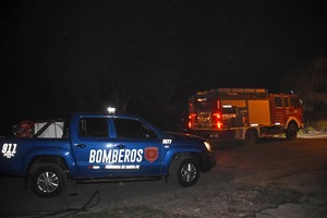 Efectivos del Cuartel Santa Fe de la Agrupación de Bomberos Zapadores terminaron de extinguir las llamas del incendio intencional. Pablo Aguirre/Archivo